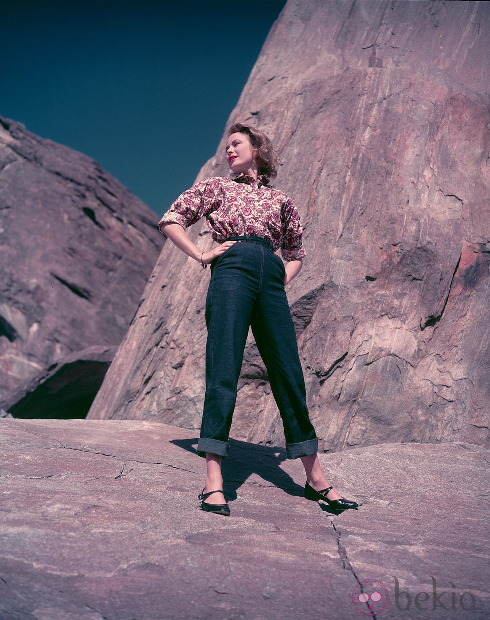 Grace Kelly con jeans y camisa estampada