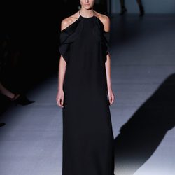 Vestido largo negro con aberturas en los hombros de Gucci en la Semana de la Moda de Milán primavera/verano 2013