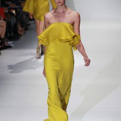 Vestido largo amarilo con escote palabra de honor con volante de Gucci en la Semana de la Moda de Milán primavera/verano 2013