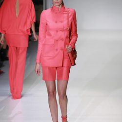 Conjunto de dos piezas en color coral en el desfile de Gucci en la Semana de la Moda de Milán primavera/verano 2013