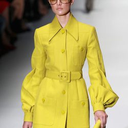 Trench en color amarillo en el desfile de Gucci en la Semana de la Moda de Milán primavera/verano 2013