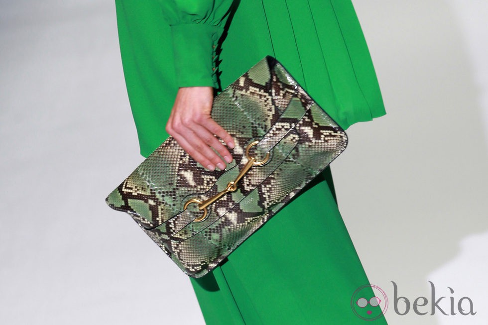 Bolso con print de serpiente de Gucci en la Semana de la Moda de Milán primavera/verano 2013