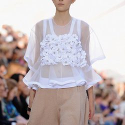 Top con aplicaciones de flores y bermudas de Chloé en la Semana de la Moda de París primavera/verano 2013