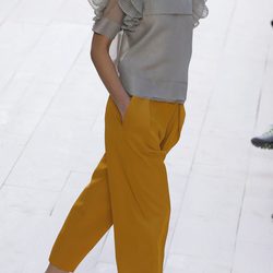 Top gris con volantes y pantalones en color mostaza de Chloé primavera/verano 2013