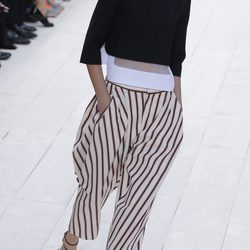 Top negro y pantalones a rayas de Chloé primavera/verano 2013