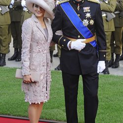 La Princesa de Asturias con abrigo de guipur en tono empolvado en la boda de Guillermo y Stéphanie de Luxemburgo