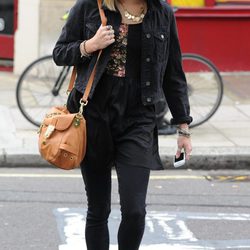 Fearne Cotton con sombrero de ala ancha beige