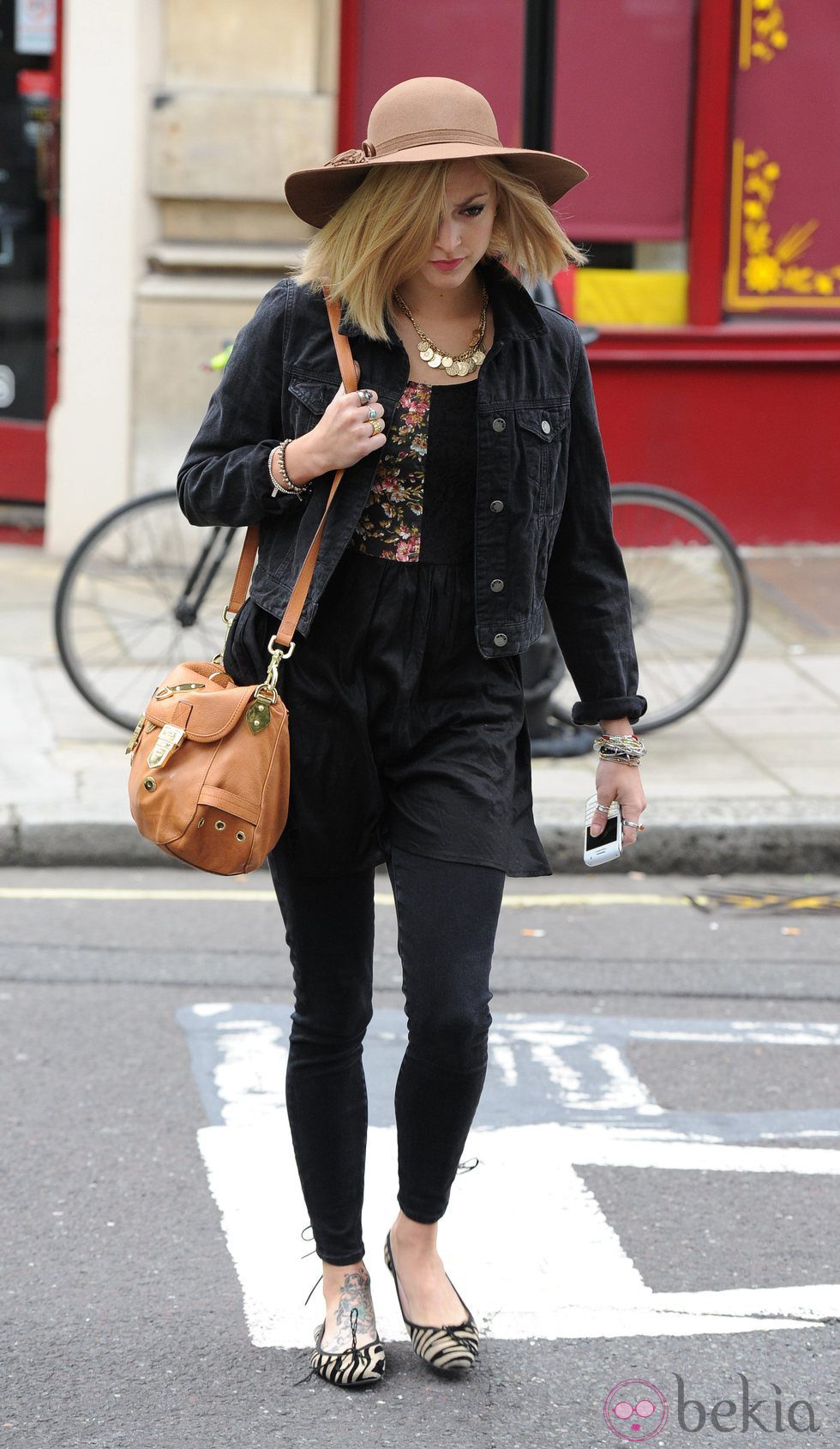 Fearne Cotton con sombrero de ala ancha beige