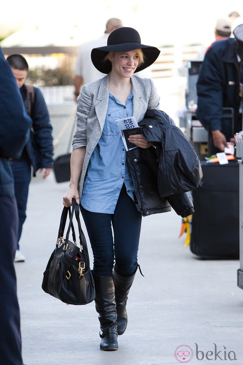 Rachel McAdams con sombrero de fieltro y ala ancha