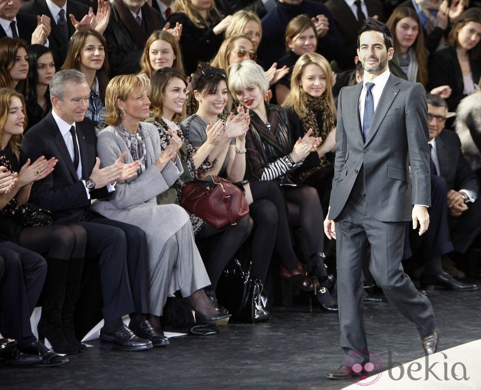 Marc Jacobs tras un desfile con Bernard Arnault en primera fila