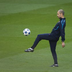 Guardiola con chándal durante un entrenamiento