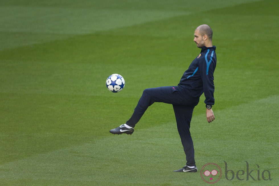 Guardiola con chándal durante un entrenamiento