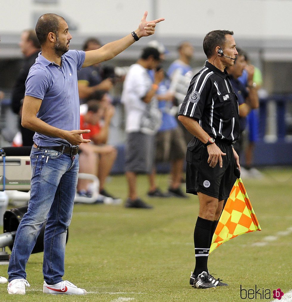 Guardiola con vaqueros en un partido amistoso