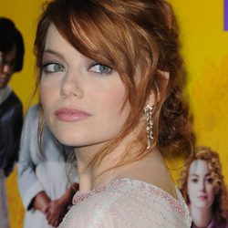 Emma Stone con pendientes de estrellas de Chanel