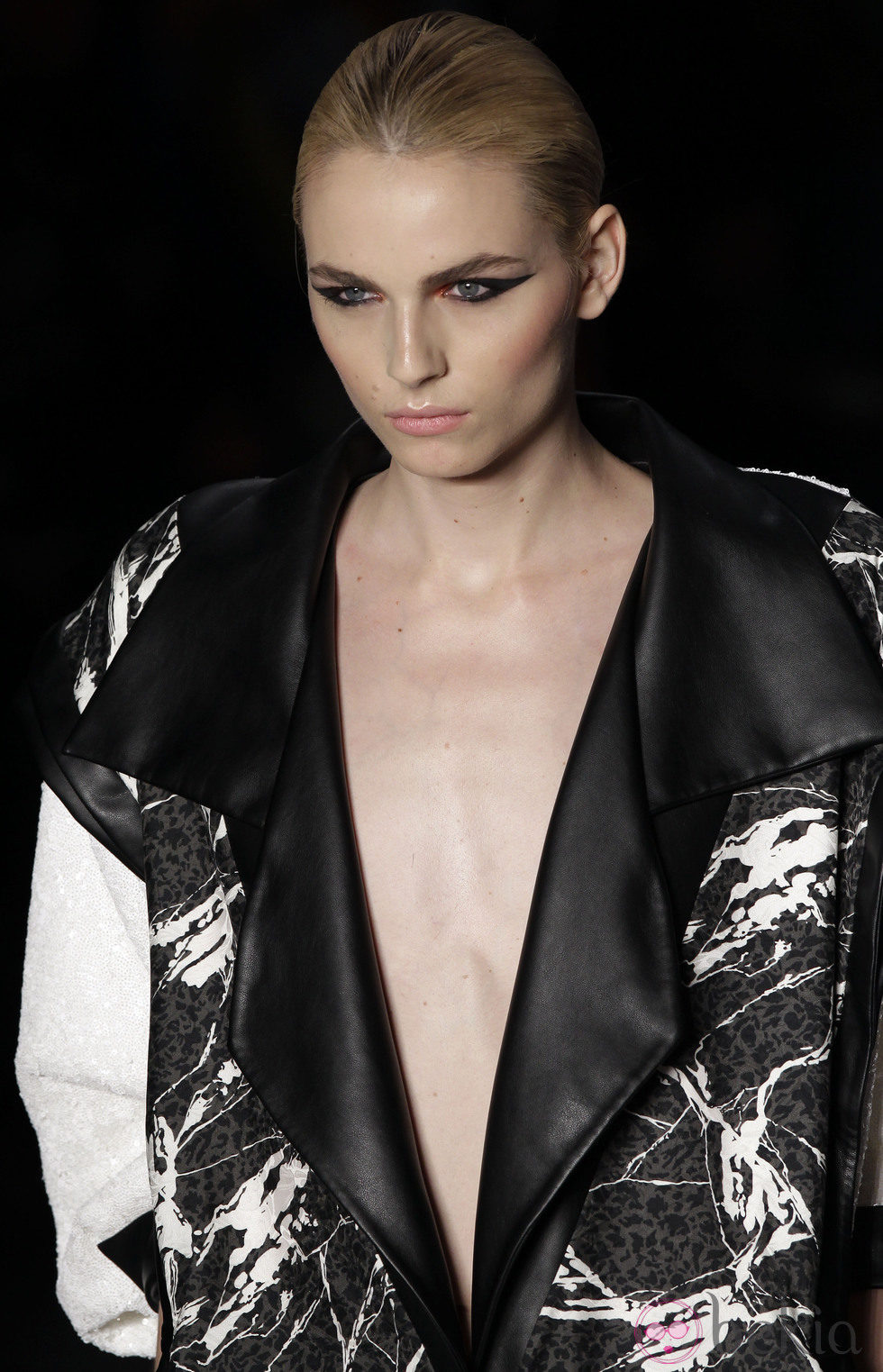 Andrej Pejic desfila para Andre Lima