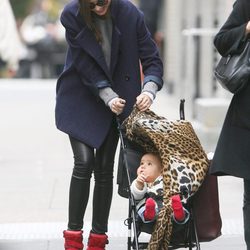 Miranda Kerr, una mamá a la moda con sus sneakers de Isabel Marant