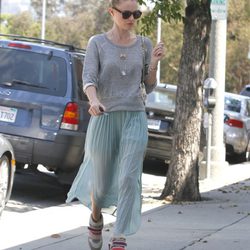 Kate Bosworth con snekers de cuña multicolor