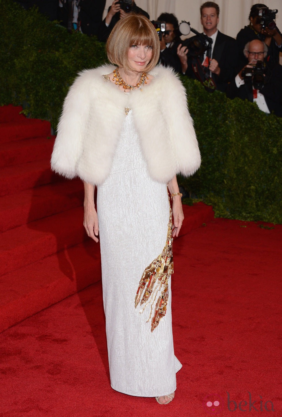 Anna Wintour con estola blanca  en la alfombra roja de la Gala del MET 2012