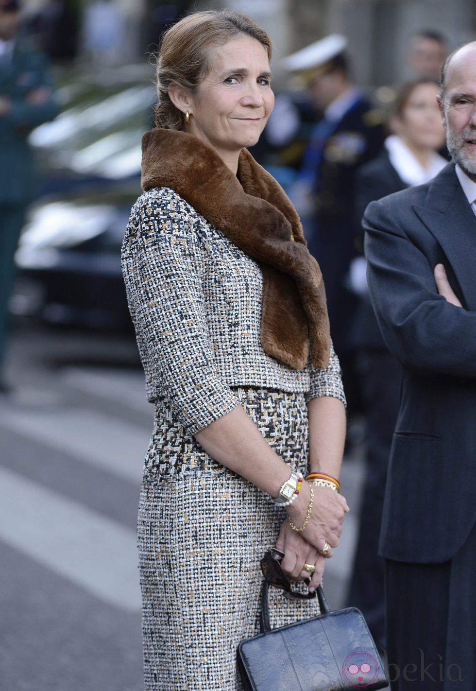 La Infanta Elena con traje de tweed y estola marrón 