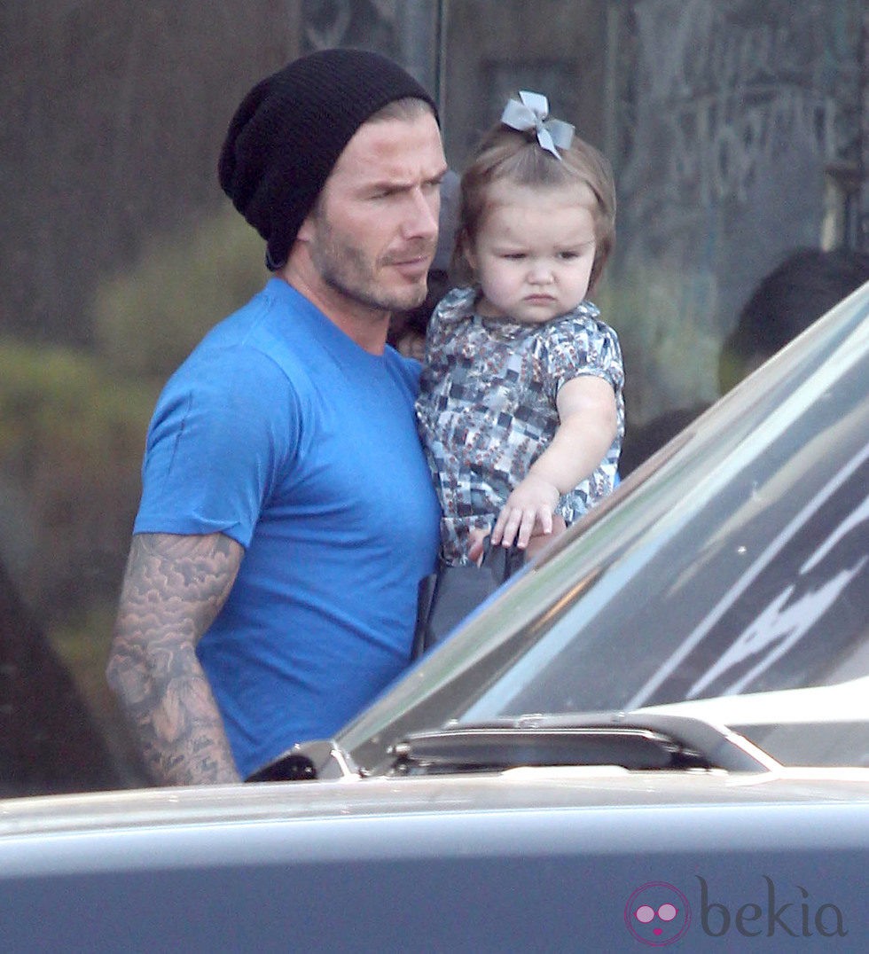 David Beckham con un look informal con Harper Seven en sus brazos 