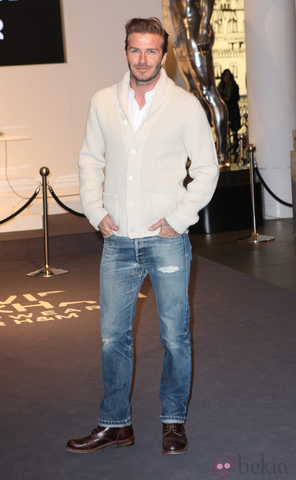 David Beckham en vaqueros y cardigan 