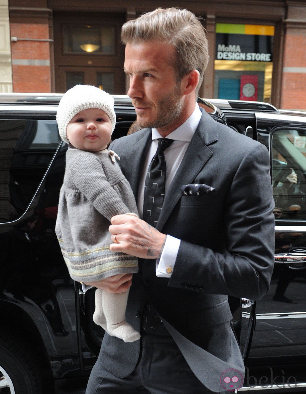 David Beckham muy elegante con Harper Seven en sus brazos 