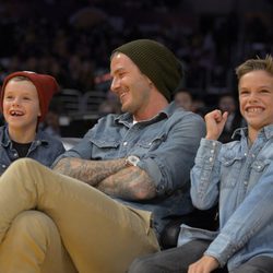 David Beckham con camisa denim, pantalón beige y gorro