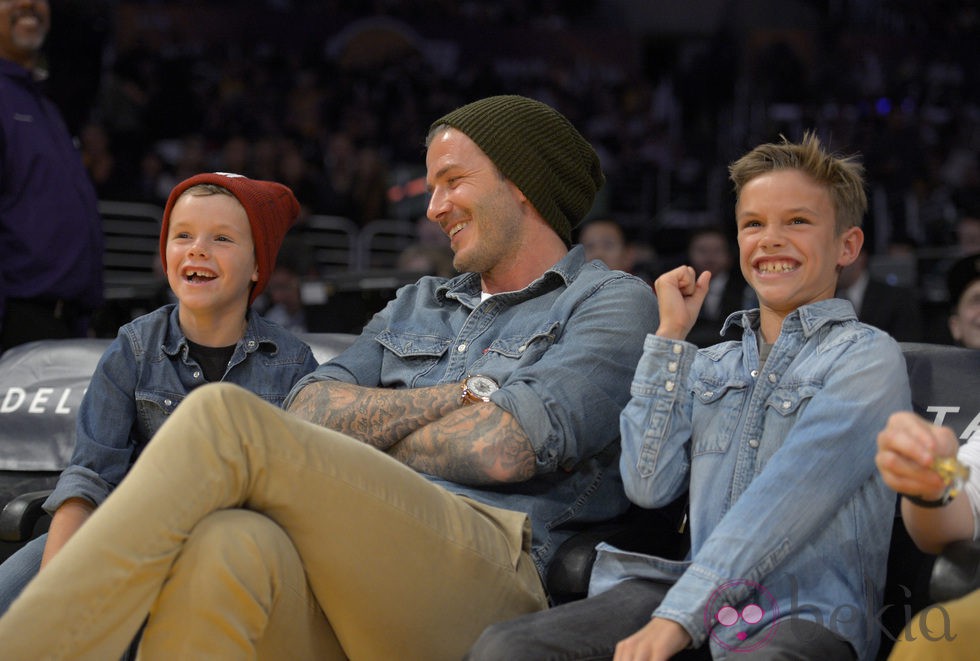 David Beckham con camisa denim, pantalón beige y gorro