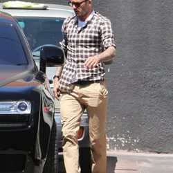 David Beckham con camisa de cuadros en tonos marrones