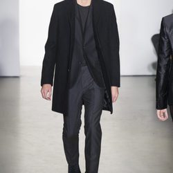 Traje negro con abrigo de Calvin Klein en la Semana de la Moda de Milán otoño/invierno 2013/2014