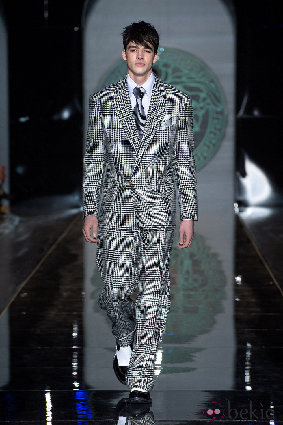 Traje de cuadros de la colección otoño/invierno 2013/2014 de Versace en la Semana de la Moda Masculina de Milán