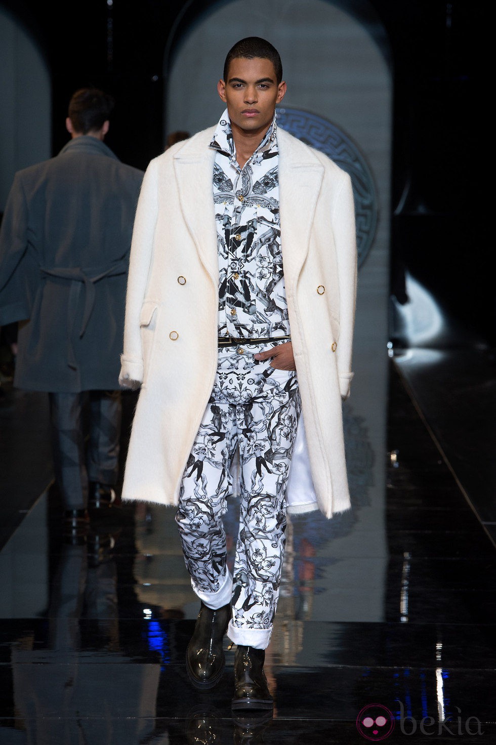 Abrigo blanco de la colección otoño/invierno 2013/2014 de Versace en la Semana de la Moda Masculina de Milán