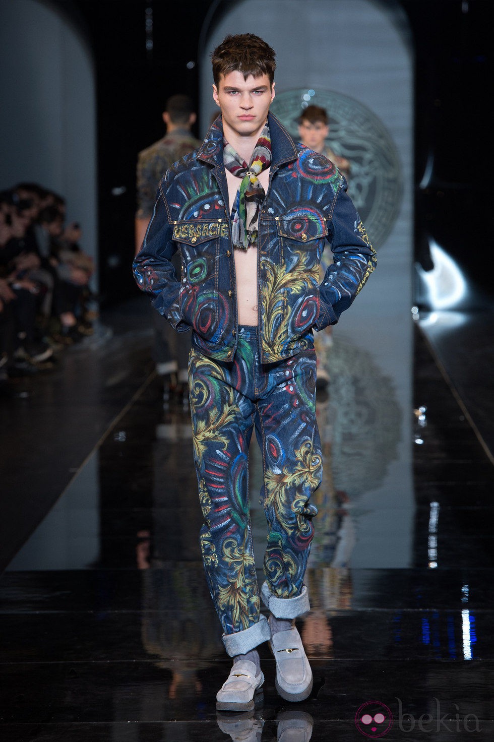 Traje estampado de la colección otoño/invierno 2013/2014 de Versace en la Semana de la Moda Masculina de Milán