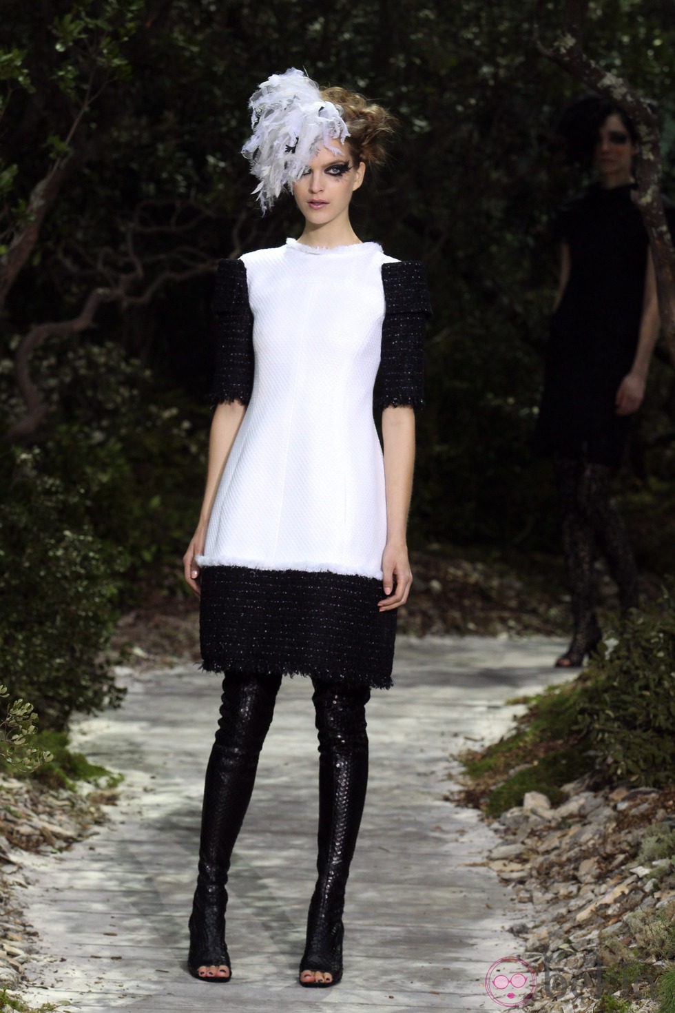 Vestido blanco y negro de la colección primavera/verano 2013 de Chanel en la Semana de la Alta Costura de París