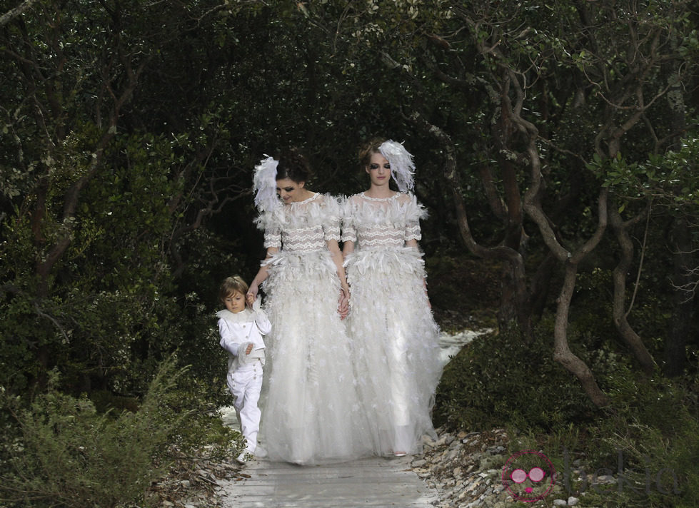 Vestidos de novia de la colección primavera/verano 2013 de Chanel en la Semana de la Alta Costura de París