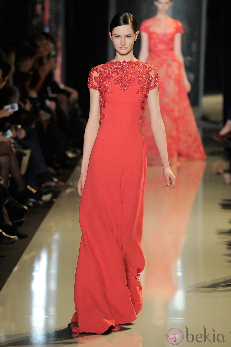 Vestido rojo entallado de la colección primavera/verano 2013 de Elie Saab de la Semana de la Alta Costura de París