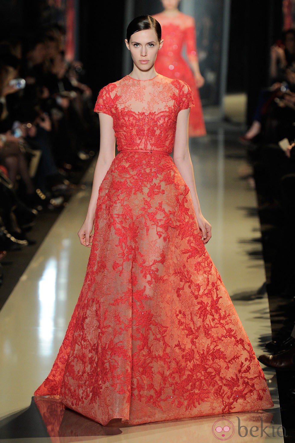 Vestido rojo con transparencias de la colección primavera/verano 2013 de Elie Saab de la Semana de la Alta Costura de París