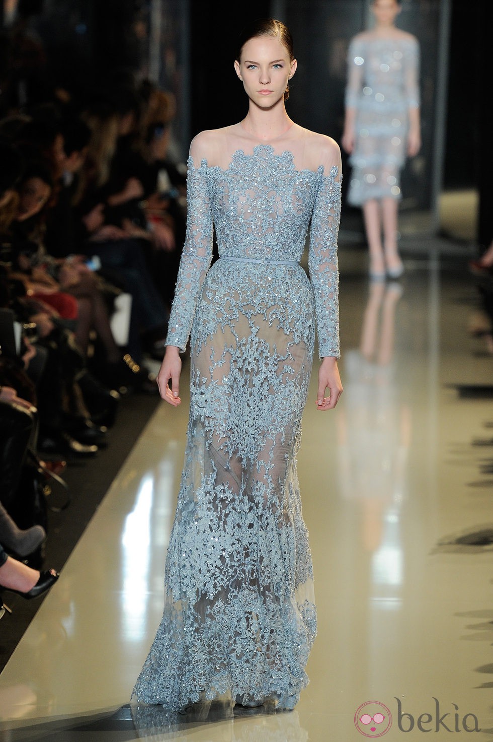 Vestido azul entallado de la colección primavera/verano 2013 de Elie Saab de la Semana de la Alta Costura de París