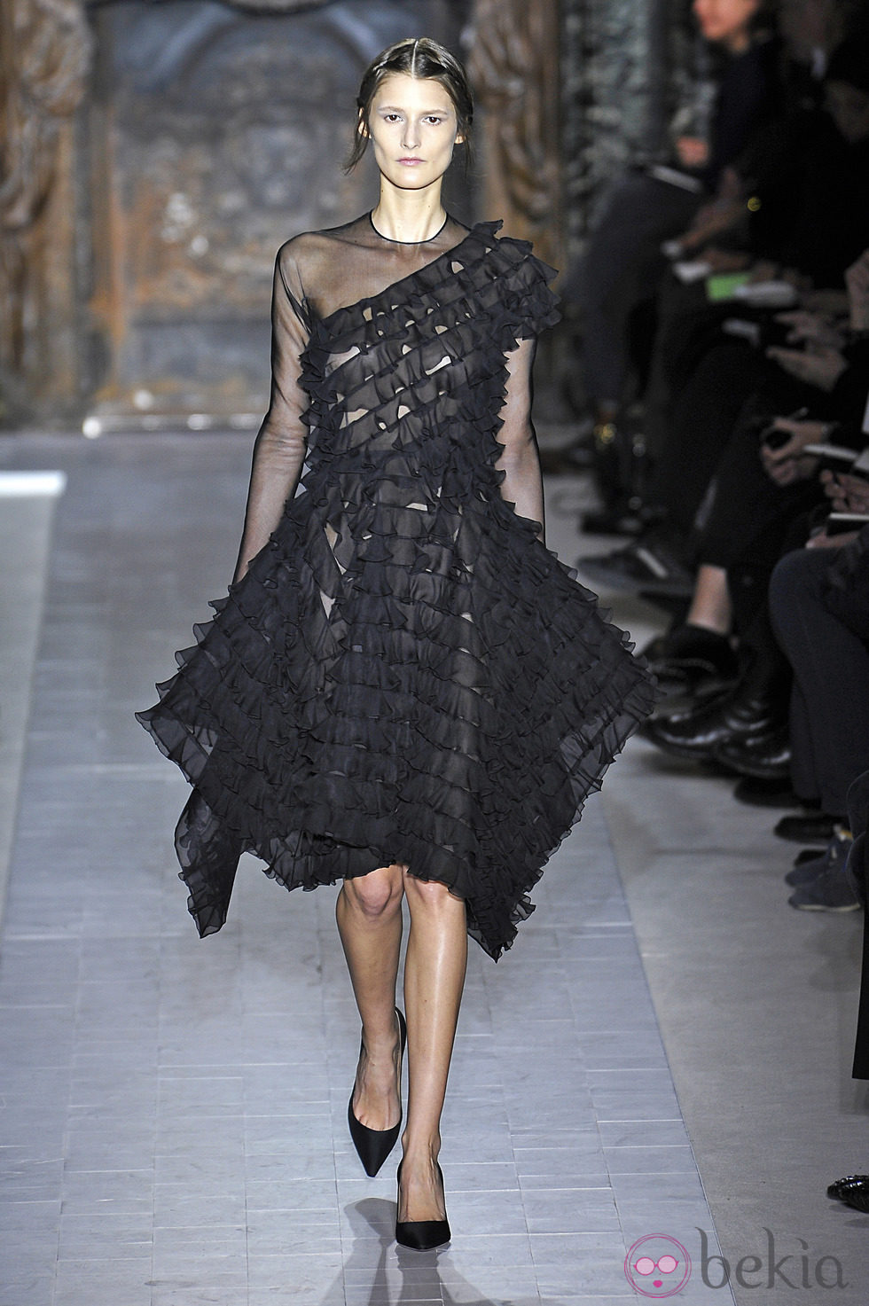 Vestido negro corto de la colección primavera/verano 2013 de Valentino en la Semana de la Alta Costura de París