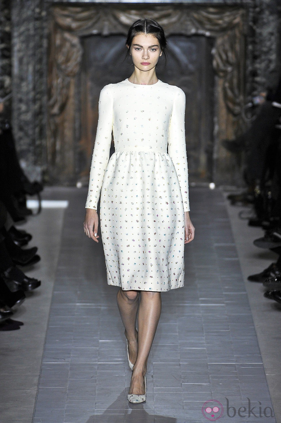 Vestido blanco con estampado floral de la colección primavera/verano 2013 de Valentino en la Semana de la Alta Costura de París