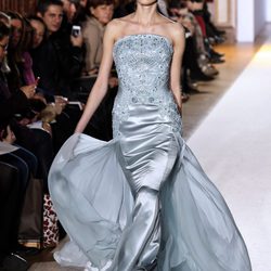 Vestido azul con tul de la colección primavera/verano 2013 de Zuhair Murad en la Semana de la Alta Costura de París