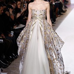 Vestido voluminoso de la colección primavera/verano 2013 de Zuhair Murad en la Semana de la Alta Costura de París