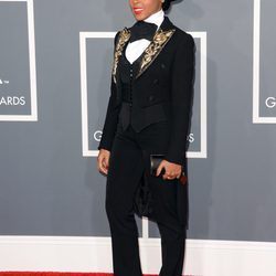 Janelle Monáe con unos pantalones de Jimmy Choo, una chaqueta de Moschino y un sombrero de Ralph Lauren en los Grammy 2013