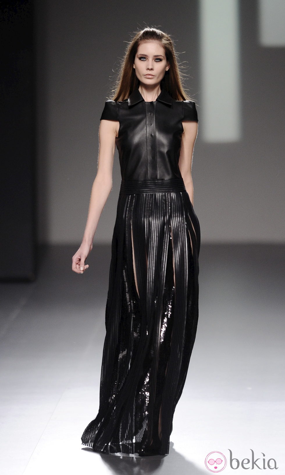 Vestido negro de cuero de la colección otoño/invierno 2013/2014 de Teresa Helbig en Madrid Fashion Week