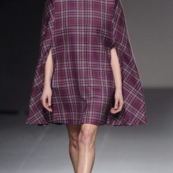 Vestido de estampado tartán de la colección otoño/invierno 2013/2014 de Teresa Helbig en Madrid Fashion Week