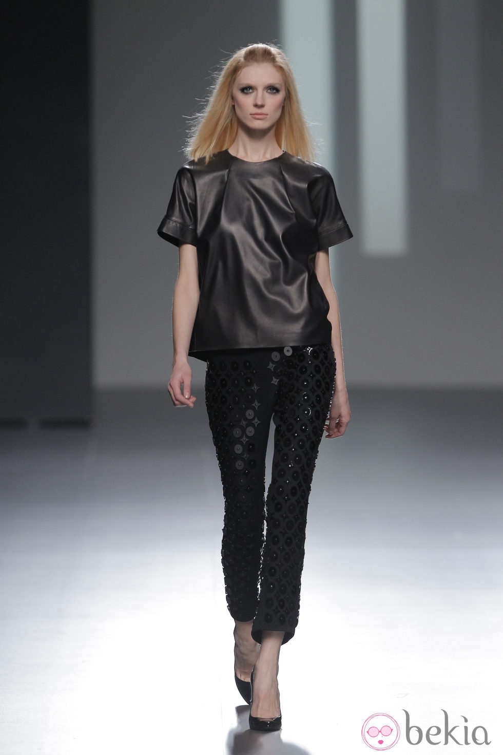 Camiseta de cuero negra de la colección otoño/invierno 2013/2014 de Teresa Helbig en Madrid Fashion Week