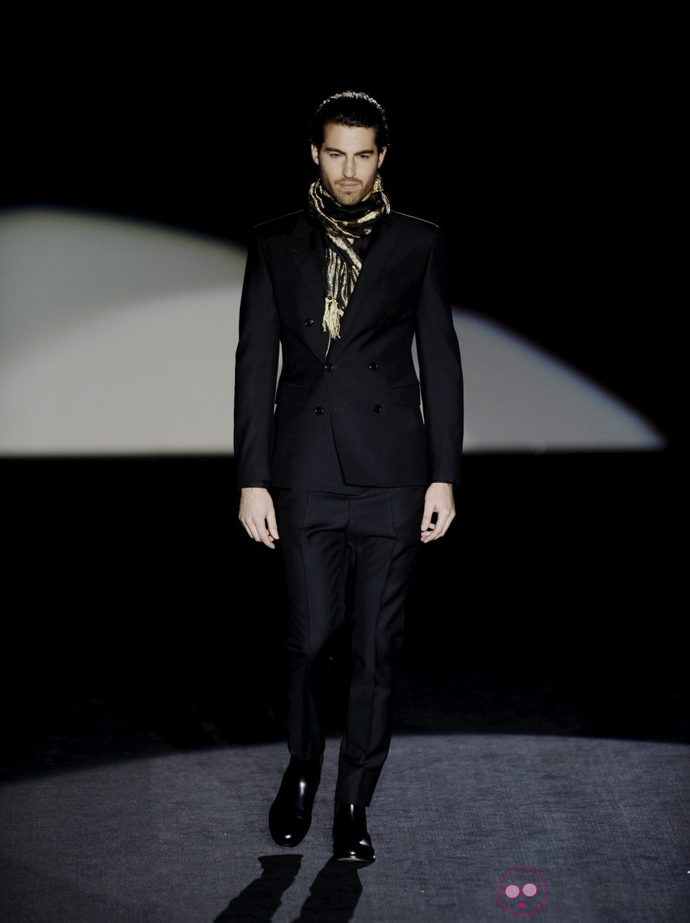 Traje negro de la colección otoño/invierno 2013/2014 de Roberto Verino en Madrid Fashion Week