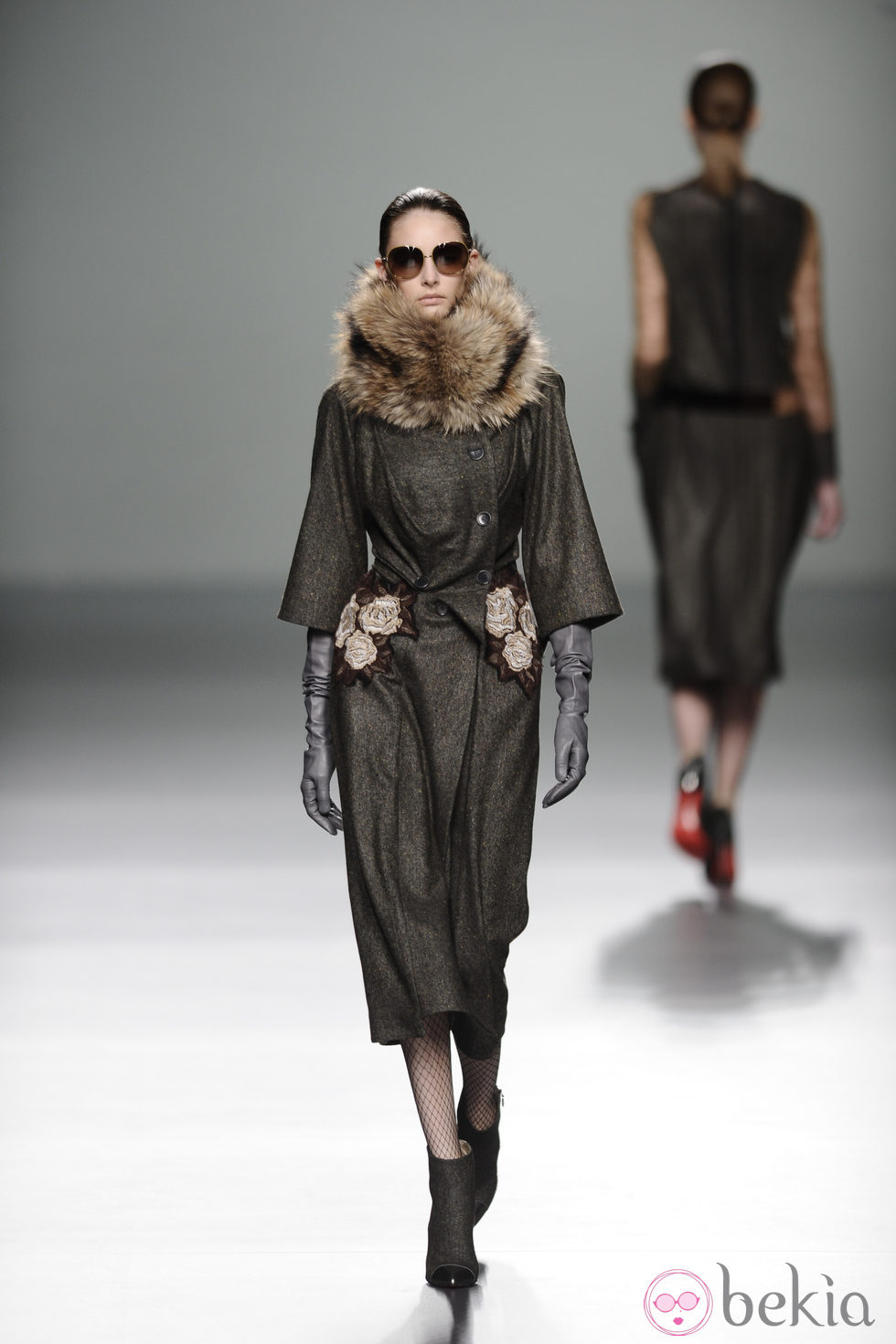 Abrigo con bordado de flores de la colección otoño/invierno 2013/2014 de Victorio y Lucchino en Madrid Fashion Week