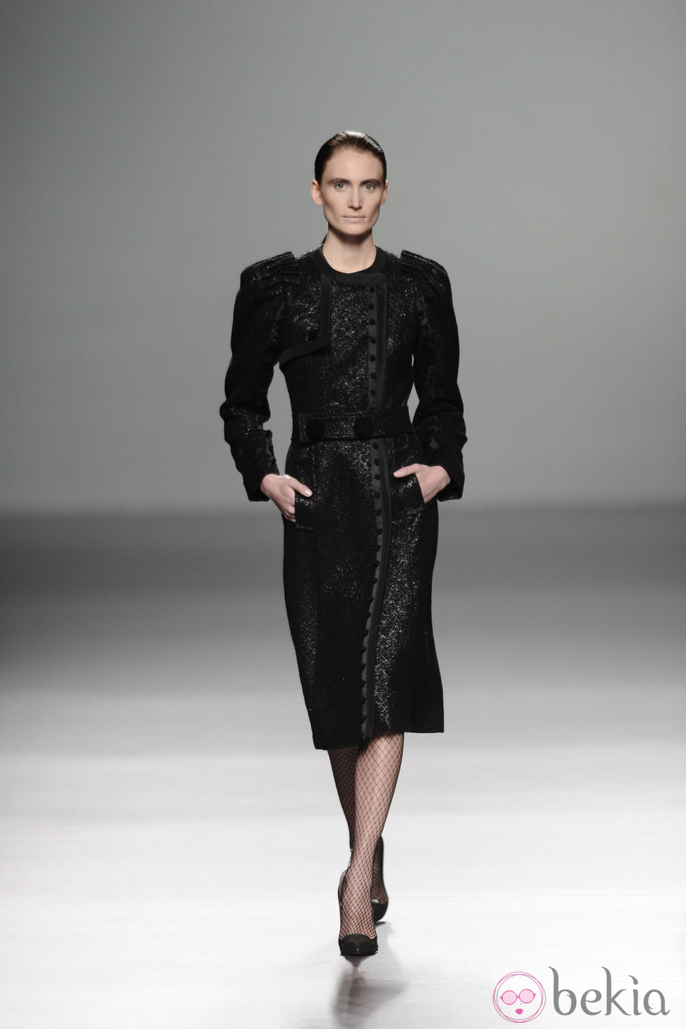 Vestido negro con hombros abultados de la colección otoño/invierno 2013/2014 de Victorio y Lucchino en Madrid Fashion Week