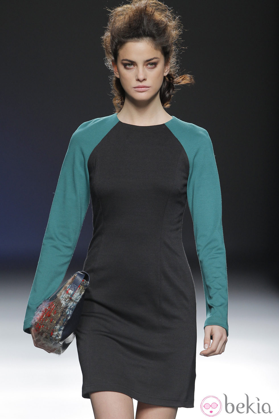 Vestido bicolor negro y verde de la colección otoño/invierno 2013/2014 de Sara Coleman en Madrid Fashion Week